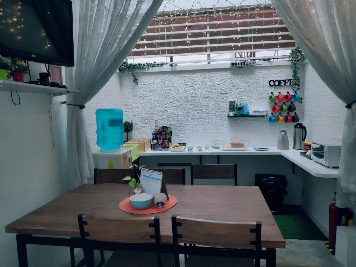 Crossroads Hostel Manila Mandaluyong Dış mekan fotoğraf