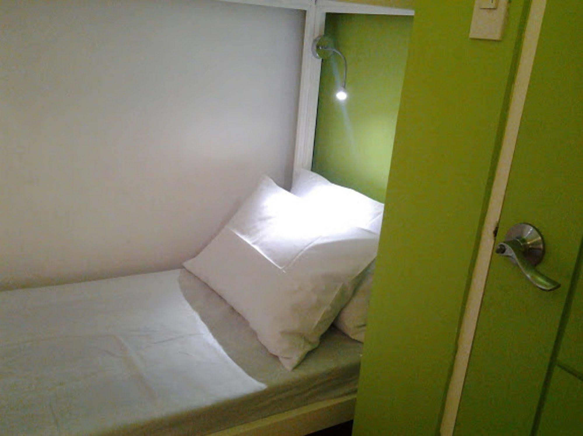 Crossroads Hostel Manila Mandaluyong Dış mekan fotoğraf